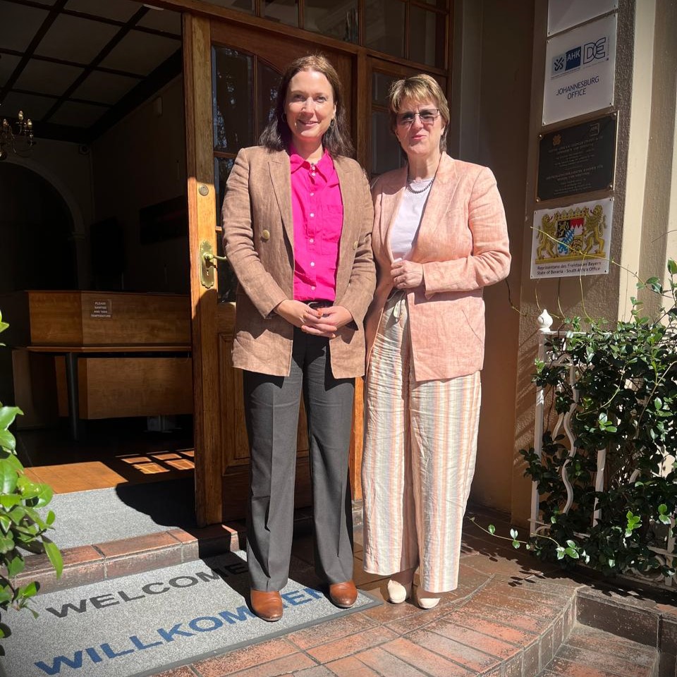 Our principal Frau Priska Döring met with the new AHK CEO Frau Simone Pohl as the @dsj_School and @SAGermanChamber of Commerce and Industry look to strengthen their partnership going forward! #StrongerTogether #EinsatzDSJ