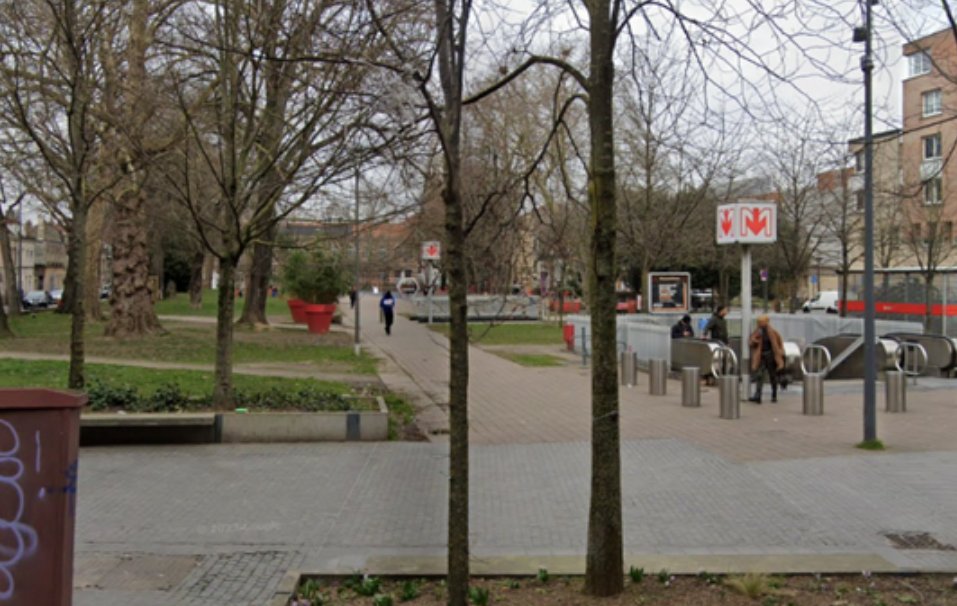 🔴 ⚡RadioRoma - Lille : un homme poignardé en pleine rue dans le dos pour son téléphone. Les faits se sont déroulés dimanche soir à Lille, dans le Nord. Vers 21H00, un homme marchait rue d'Iéna, près de la station de métro Wazemmes, lorsqu'il a subi une violente agression. Un