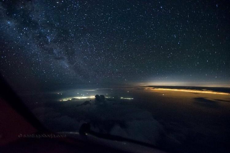 detikinet's tweet image. #Foto Seorang pilot bernama Santiago Borja, membagikan foto betapa indahnya pemandangan awan-awan siang dan malam hari dari kokpit pesawat. Hasilnya mengagumkan.

Foto: Pool

&amp;gt;&amp;gt; dtk.id/NqisGI

#detikinet #fenomena #awan #pilot