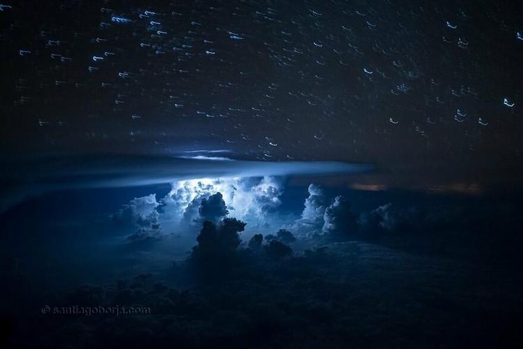 detikinet's tweet image. #Foto Seorang pilot bernama Santiago Borja, membagikan foto betapa indahnya pemandangan awan-awan siang dan malam hari dari kokpit pesawat. Hasilnya mengagumkan.

Foto: Pool

&amp;gt;&amp;gt; dtk.id/NqisGI

#detikinet #fenomena #awan #pilot
