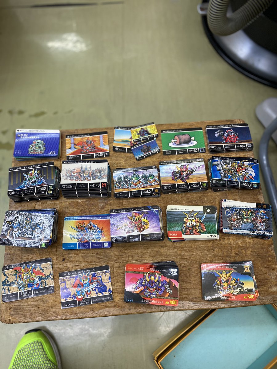 tmahyun's tweet photo. 母親が唐突に物凄い懐かしい物を引っ張り出してきたwwwノーマルカードのくせにどいつもこいつもキラキラしてやがる。 https://t.co/RtRnFUSyHj