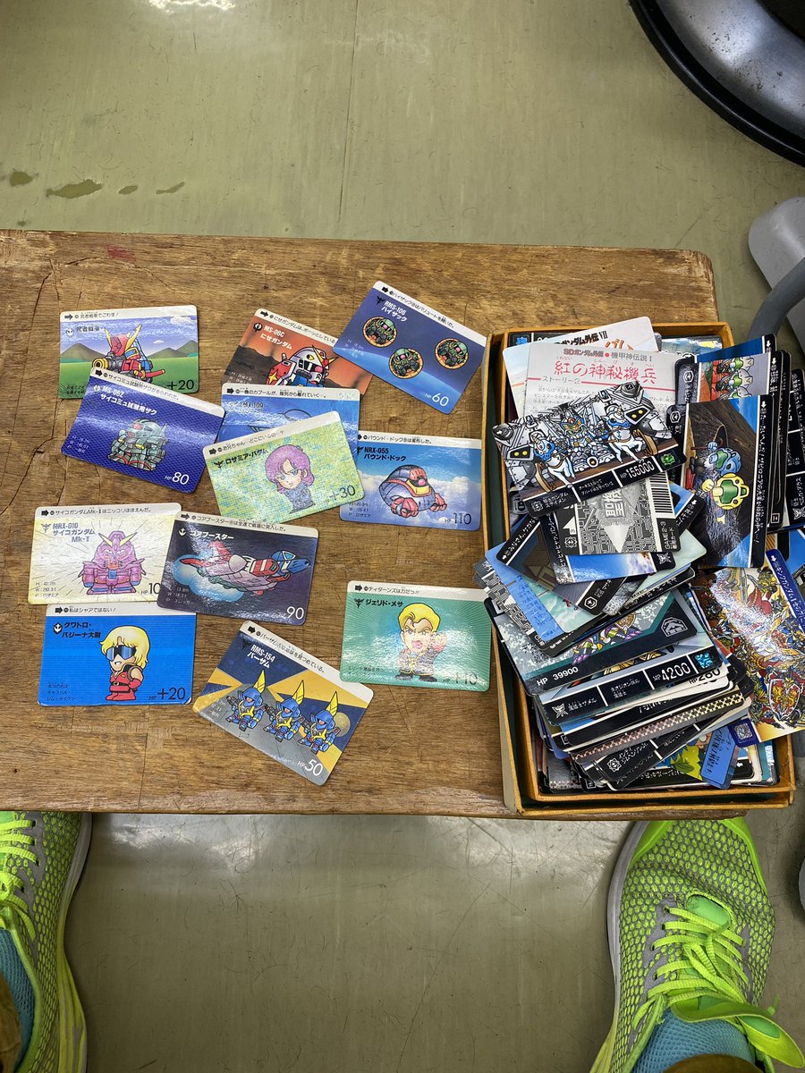 tmahyun's tweet photo. 母親が唐突に物凄い懐かしい物を引っ張り出してきたwwwノーマルカードのくせにどいつもこいつもキラキラしてやがる。 https://t.co/RtRnFUSyHj