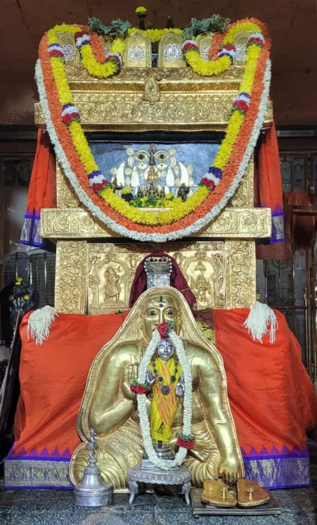 Jaggesh2's tweet photo. ಇಂದಿನ ರಾಯರ ಬೃಂದಾವನ ಅಲಂಕಾರ ದರ್ಶನ 🙏 https://t.co/0ZT4LHTE6H