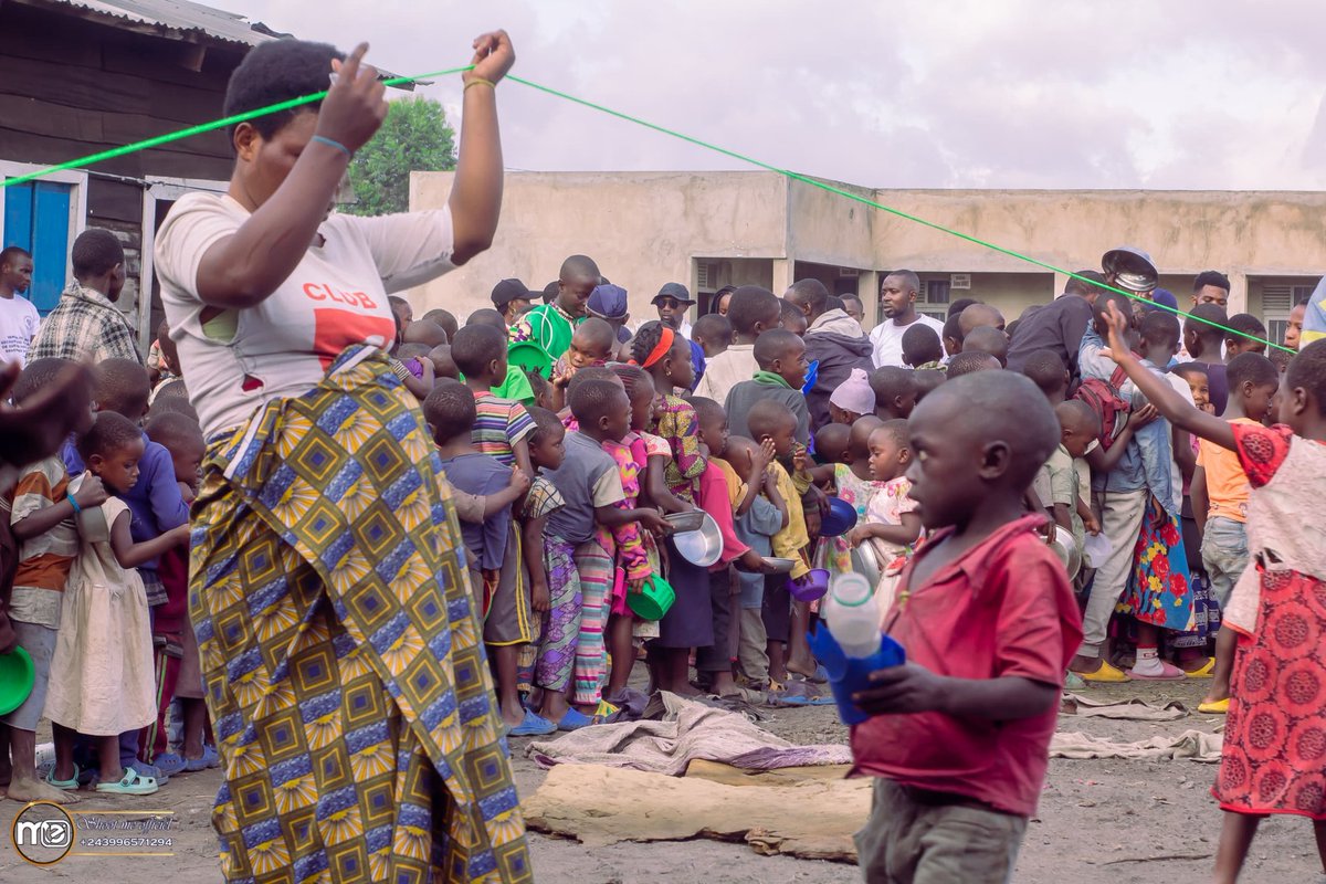 À #kanyarushinya dans le camp des déplacés,
J'ai exprimé la solidarité de la jeunesse Congolaise et apporté un message d'espoir et de réconfort aux victimes d'affres de guerre.

Il y a urgence d'aide humanitaire et la situation sécuritaire reste préoccupante.

#Peace🇨🇩