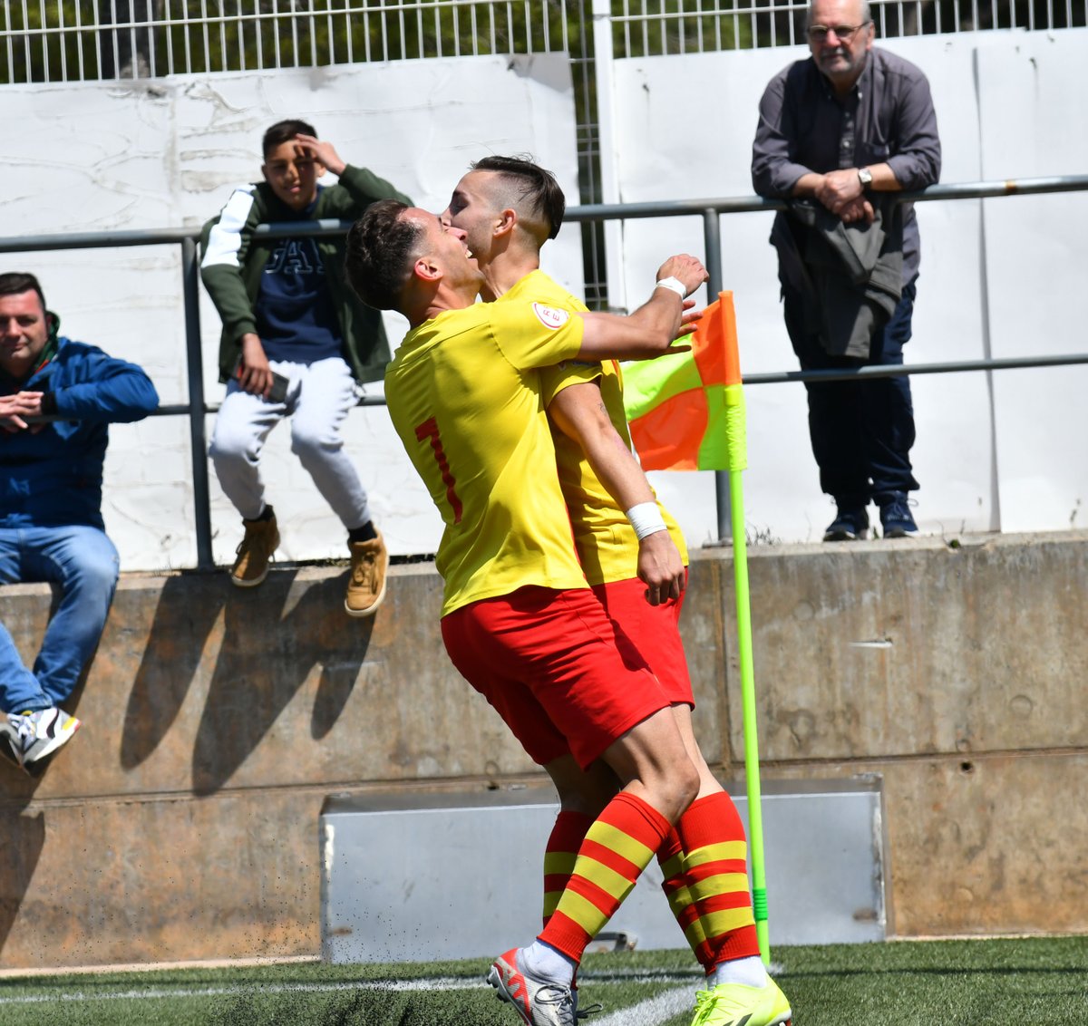 ℹ️ Després del vital triomf de diumenge a Castelldefels (fotos), l'equip farà aquest vespre el primer entrenament de la setmana. Repetirà dijous i divendres per preparar el partit de dissabte (17.00 h) contra l'Hospitalet al Municipal.

#3rfef5 #FemCentVint