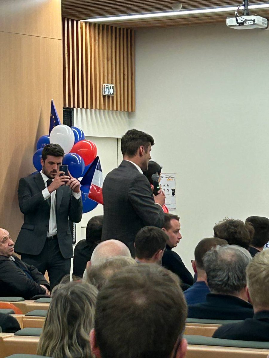 OudinDimitri_51's tweet photo. Hier, belle soirée dédiée aux enjeux des #europeennes2024 autour de @CBeaune et de @Franck_LEROY_ à #Epernay . Face aux défis auxquels notre espace politique est confronté, nous avons plus que jamais @BesoindEurope avec @ValerieHayer 🇪🇺🇨🇵 https://t.co/8rv2M96oeX