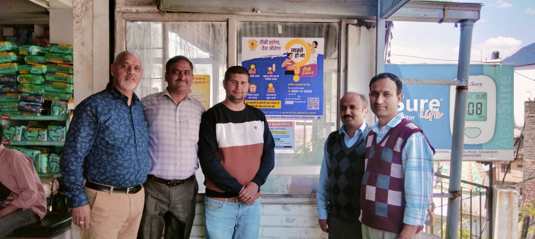 Solan DTC Team, with the advocacy of chemists and labs in Solan town, displayed #TB IEC boards at various chemist shops, labs, and private hospitals under the 'Jante Ho Na' Campaign for early detection of TB #TBMuktBharat