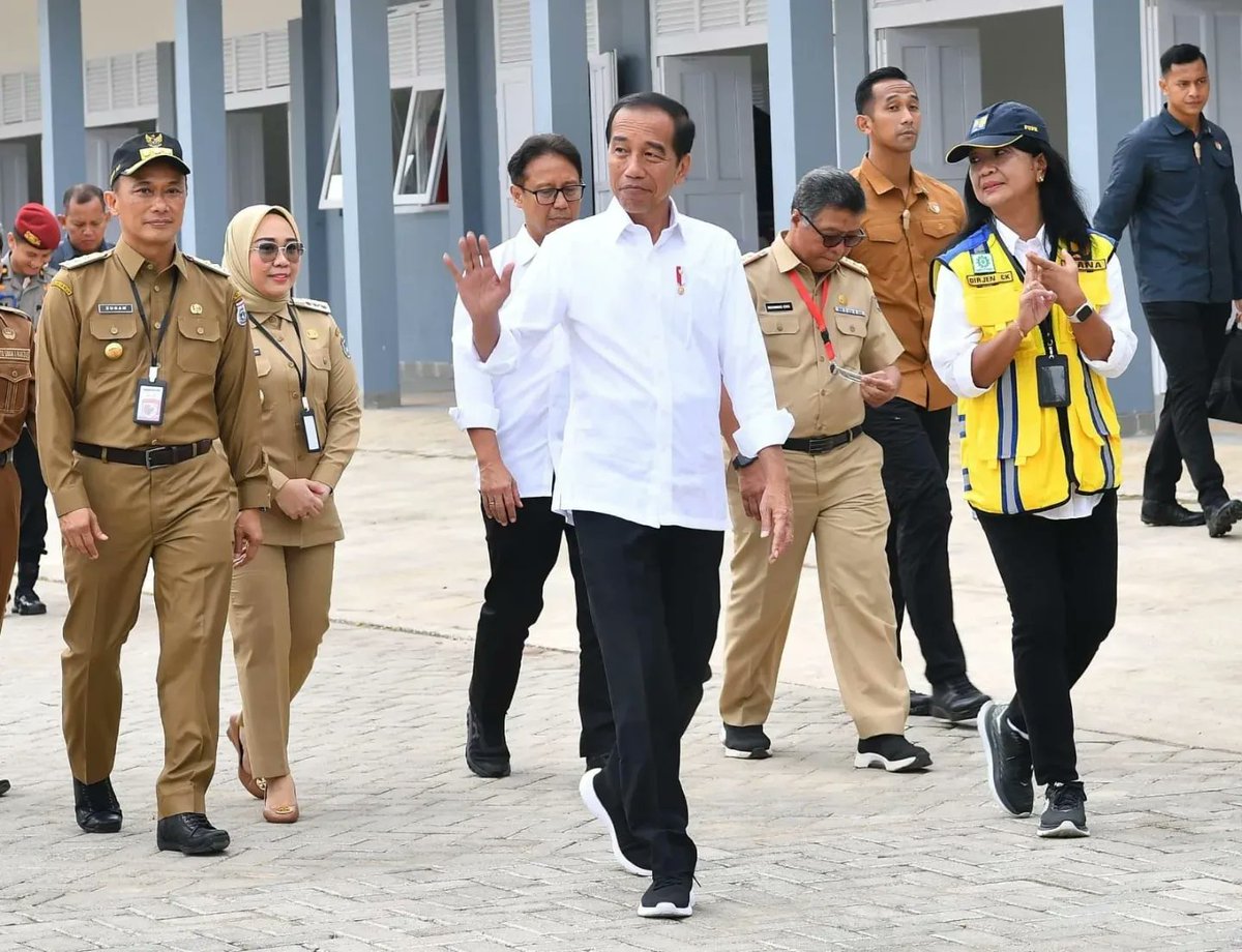 jokowi's tweet photo. Alhamdulillah hari ini peresmian 147 bangunan yang telah direhabilitasi dan direkonstruksi pascabencana gempa di Sulawesi Barat, dengan total anggaran Rp1,031 triliun. Proyek ini meliputi 47 perkantoran, 29 fasilitas kesehatan, 43 fasilitas pendidikan termasuk SMKN 1 Rangas ini, 1 gedung peribadatan, 1 fasilitas olahraga, 7 rumah susun, 2 rumah adat, dan 17 prasarana air minum.

Saya juga meresmikan tiga ruas jalan sepanjang 22,4 km, yang dibiayai sebesar Rp81,8 miliar melalui Instruksi Presiden (Inpres) Jalan Daerah, tersebar di tiga daerah, yaitu Kabupaten Pasangkayu, Kabupaten Mamuju, dan Kabupaten Mamasa. Pemulihan infrastruktur ini juga sekaligus memulihkan aspek sosial, ekonomi, serta budaya masyarakat. 

***
Foto: Rusman - Biro Pers Sekretariat Presiden
Lokasi: SMKN 1 Rangas, Sulawesi Barat. Selasa, 23 April 2024.