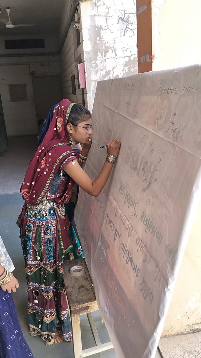 CollectorRjt's tweet image. વાંકાનેરની શ્રી એચ.એન. દોશી કોલેજ ખાતે સિગ્નેચર ડ્રાઈવનું આયોજન કરાયું જેમાં કોલેજની વિદ્યાર્થિનીઓએ સાઈન બોર્ડ પર હસ્તાક્ષર કરીને મતદાન માટે લોકોને પ્રેરિત કરાયા. #ChunavKaParv #DeshKaGarv #IVoteForSure 
@ECISVEEP @CEOGujarat @PIB_India @PIBAhmedabad @DDNewsGujarati @AIRRajkot