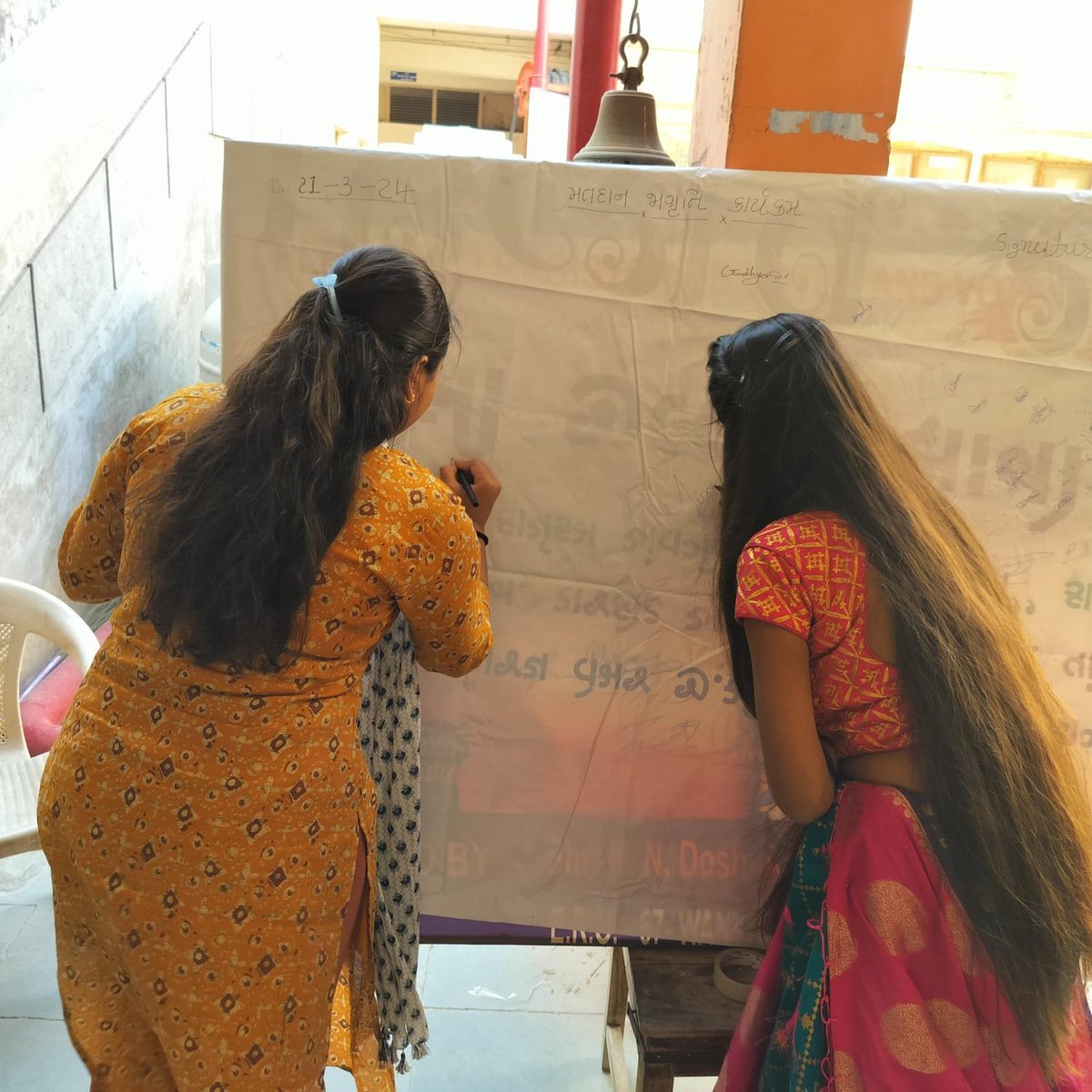 CollectorRjt's tweet image. વાંકાનેરની શ્રી એચ.એન. દોશી કોલેજ ખાતે સિગ્નેચર ડ્રાઈવનું આયોજન કરાયું જેમાં કોલેજની વિદ્યાર્થિનીઓએ સાઈન બોર્ડ પર હસ્તાક્ષર કરીને મતદાન માટે લોકોને પ્રેરિત કરાયા. #ChunavKaParv #DeshKaGarv #IVoteForSure 
@ECISVEEP @CEOGujarat @PIB_India @PIBAhmedabad @DDNewsGujarati @AIRRajkot