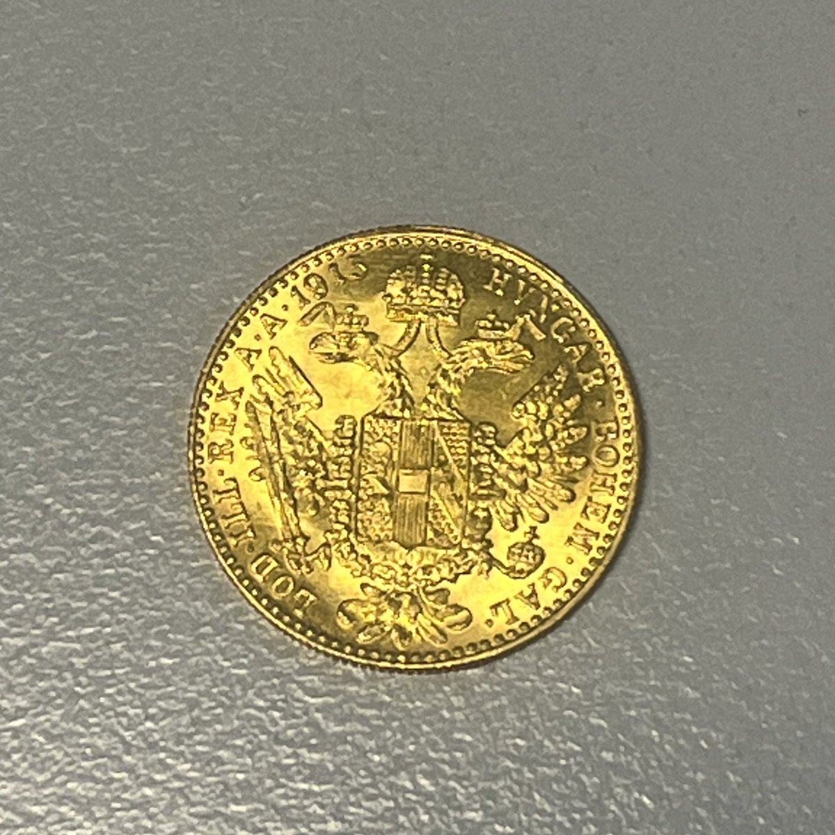 Kennt sich jemand mit Münzen aus? Ich habe diese Münze in meinem Zimmer beim Ausräumen gefunden und weiß nicht ob sie was Wert ist bzw. wie viel sie Wert ist