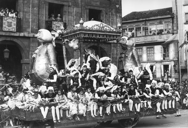 Desfile de carrozas durante las tradicionales Fiestas de 'El Bollo' en Avilés, declaradas de interés turístico, 1974. #EFEfototeca