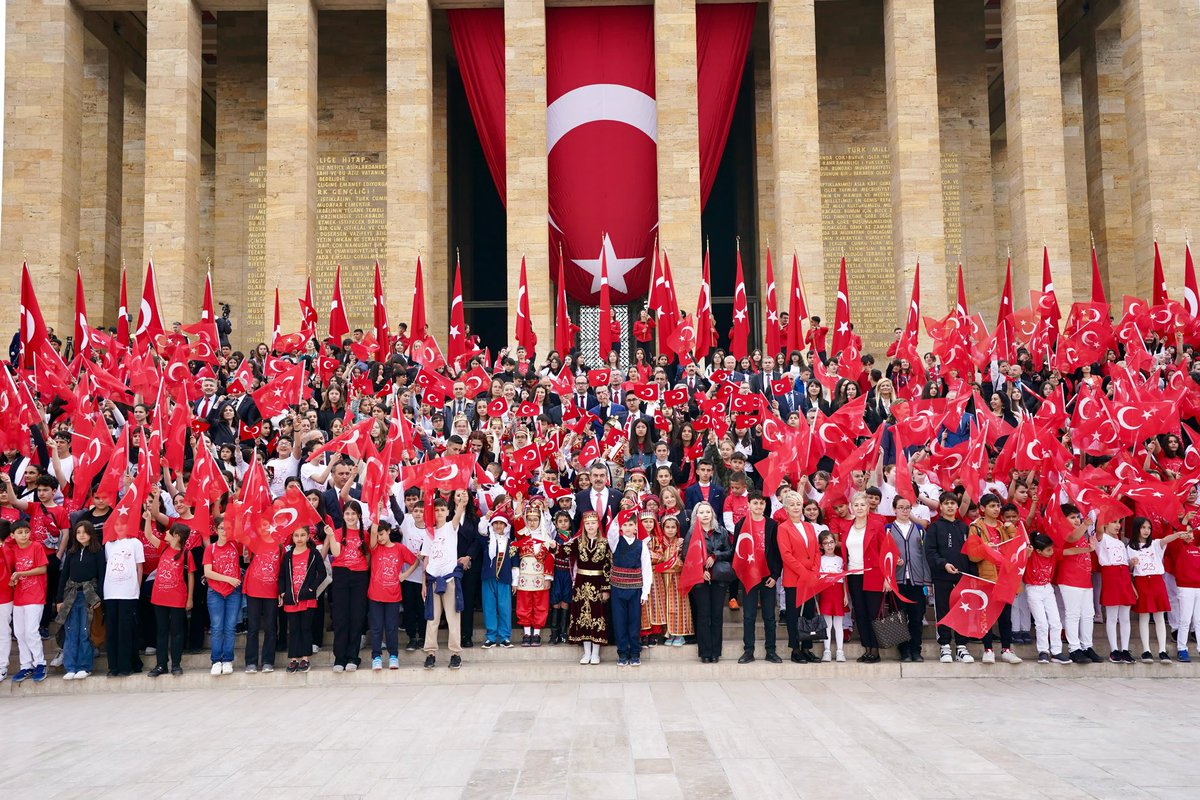 TBMM’nin kuruluşunun 104’üncü yıl dönümünde Ulusal Egemenlik ve Çocuk Bayramı dolayısıyla Cumhuriyetimizin banisi Gazi Mustafa Kemal Atatürk’ün ebedi istirahatgâhı Anıtkabir’i öğrencilerimiz ve öğretmenlerimizle ziyaret ettik. Bugünün çocuklarının yarınlarımızı inşa edecek