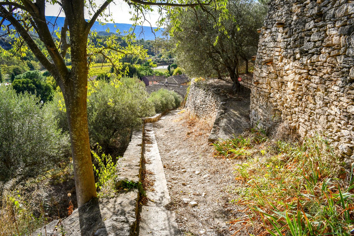 French_Moments's tweet photo. 🎦 NEW! Follow my guided walk in #Beaumettes, a surprising village in #Provence between Cavaillon and Apt, with fantastic troglodyte houses > https://t.co/ObbeWLhVK9
.
.
.
#Luberon #Provenceguide #enfranceaussi #explorefrance #MagnifiqueFrance #destinationluberon #frenchmoments https://t.co/Dm6qyBT0GN