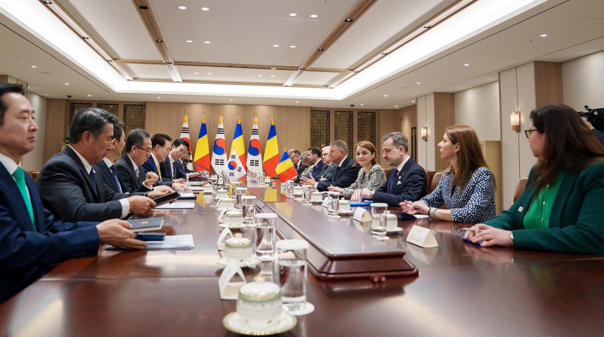 Proud to sign the first-ever defense cooperation agreement with South Korea today in Seoul, during President @KlausIohannis' visit. A milestone in 🇷🇴🇰🇷 bilateral relations, paving the way for enhanced military education, joint training, R&D, and the defense industry.