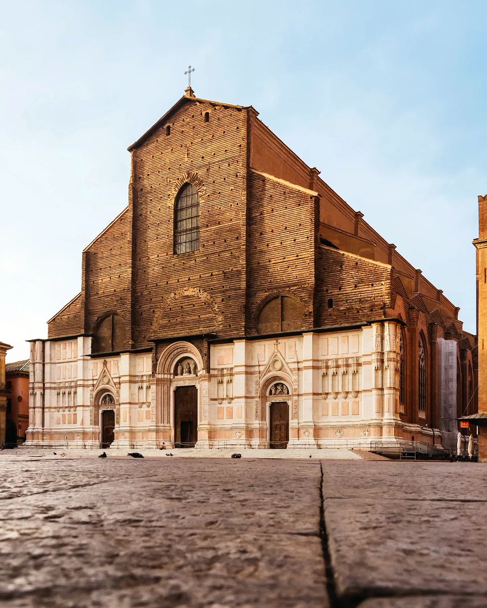 The majestic façade of the Basilica of San Petronio, one of the landmark building of #Bologna: basilicadisanpetronio.org 

📸: matteomammato | #inEmiliaRomagna