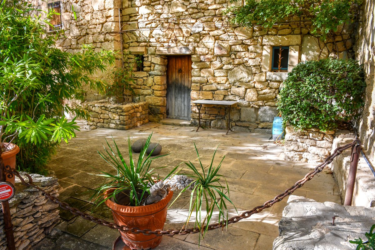 🎦 NEW! Follow my guided walk in #Beaumettes, a surprising village in #Provence between Cavaillon and Apt, with fantastic troglodyte houses > youtu.be/IlKDADKHhyA
.
.
.
#Luberon #Provenceguide #enfranceaussi #explorefrance #MagnifiqueFrance #destinationluberon #frenchmoments