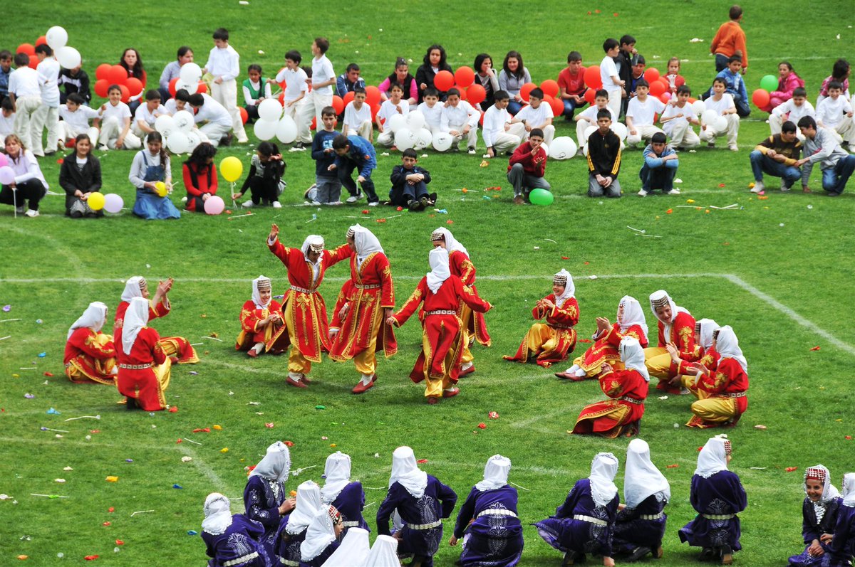 Ulusal Egemenlik ve Çocuk Bayramı kutlamalarında Gümüşhane'ye özgü yerel kıyafetlerle, halk oyunları oynayan ortaokul folklor ekibi. 23 Nisan 2010/Gümüşhane Yenişehir Stadyumu