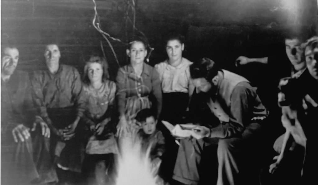 Mulleres escoitando contos ao pé do lume dunha palloza en Cervantes, Lugo. 📷 Bene, c. 1955. Hai un momento máxico no que se apagan as luces e só o lume ilumina as historias que o narrador está lendo a carón da lareira. #DíadoLibro2024