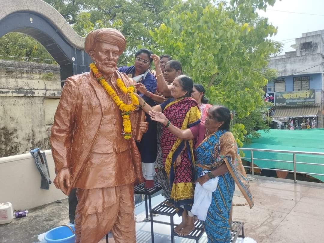 Yavatmal: A desperate attempt was made yesterday by a casteist to deface the statue of Mahatma Jyotiba Phule at Mahatma Phule Chowk by throwing ink on its back. Even today those who want to create social discord do not have the strength to confront the ideology of Phule. #MH