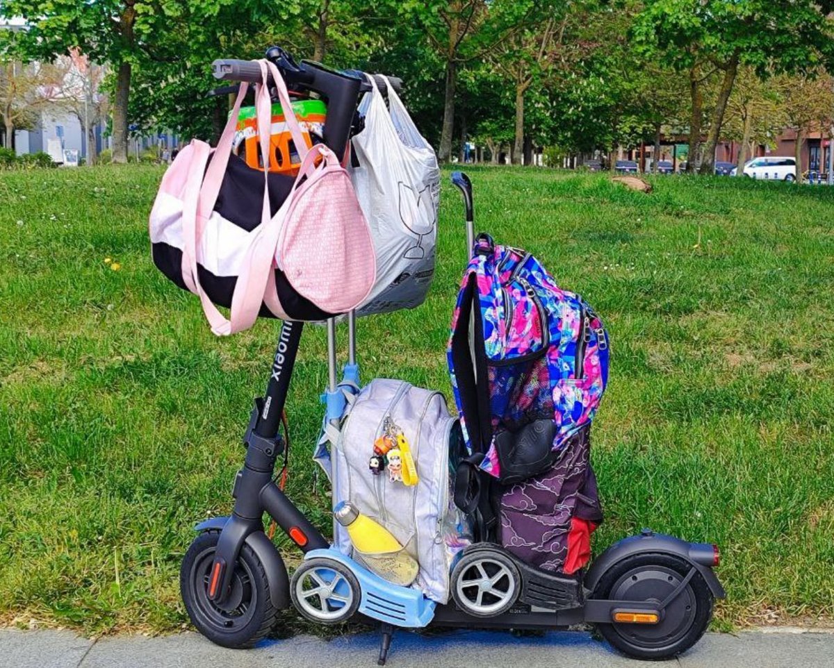 ¡Olvídate de cargar peso!. El patinete es tu aliado como plataforma de carga rodante😉. Compras, mochilas, etc.. Andando🙏🚶‍♀️, por supuesto. 

Otra ventaja más, de las muchas que tiene para ti vpe.es/ventajasindivi…😍. Con menos coches, todo el mundo gana.