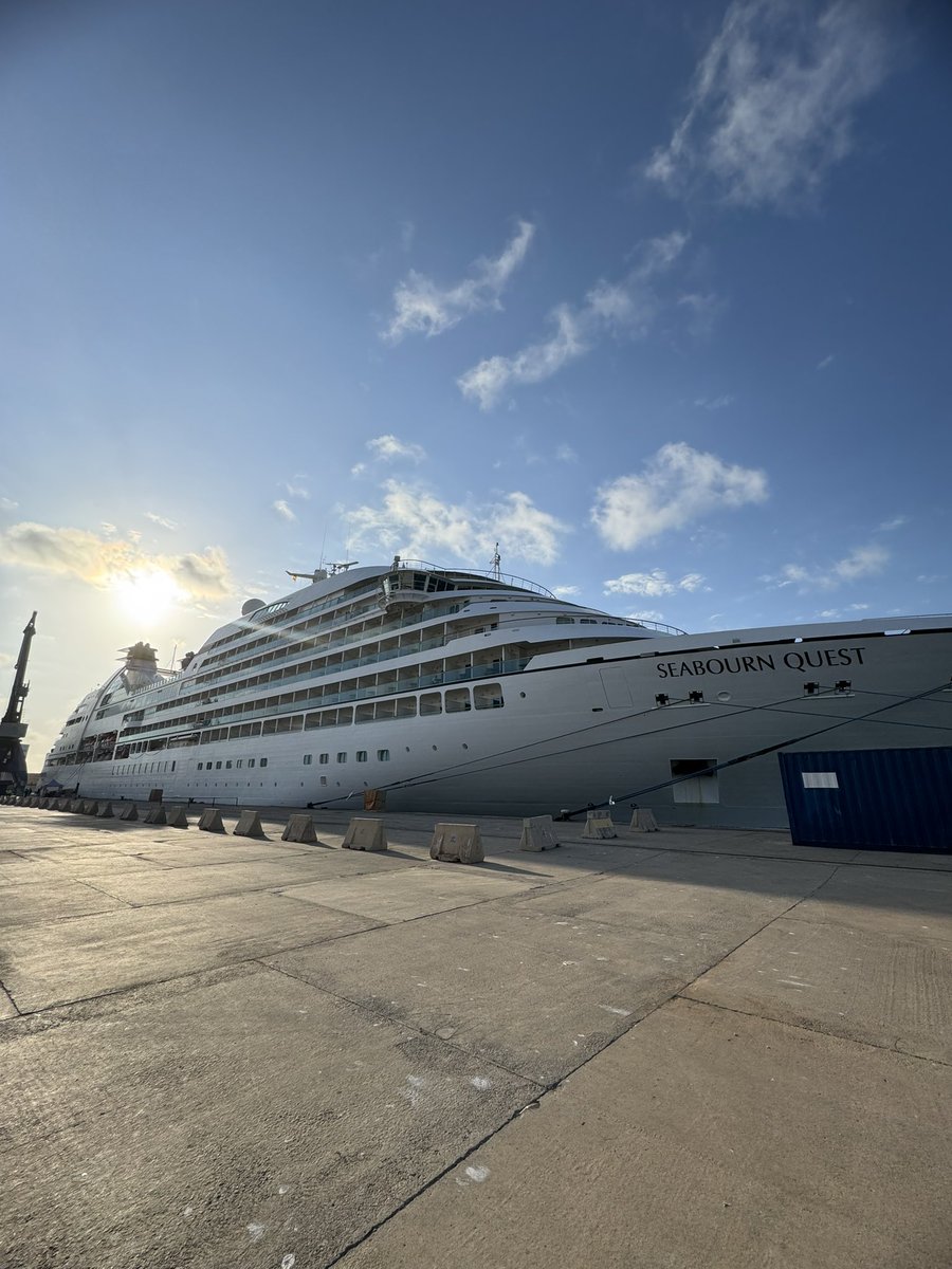 🛳️ 🛳️Hoy recibimos en Melilla el Seabourn Quest, un lujoso crucero de la línea Seabourn Cruise, que ofrece una experiencia exclusiva con su atmósfera elegante y un servicio excepcional. #Melilla #turismo #travel #crucero #photograghy