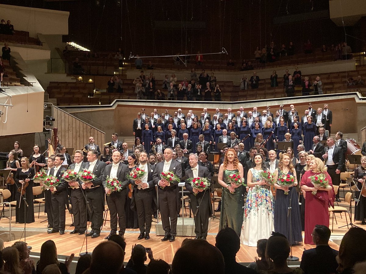 Still can’t understand why harmless #strasznydwor #hauntedmanor my #moniuszko became🇵🇱 national opera. But @operapoznan provided entertaining concert performance with fine singers, choir with temper and colourful orchestra @BerlinPhil. Full 🤩 house with lots of polands 🥰🥳