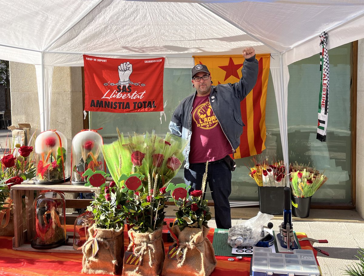 XarlyRF's tweet photo. Ja hi som a la parada de @joanaixo 🌹🐉🥰✊🏼 #amnistiatotal https://t.co/RIvHAQGeKk