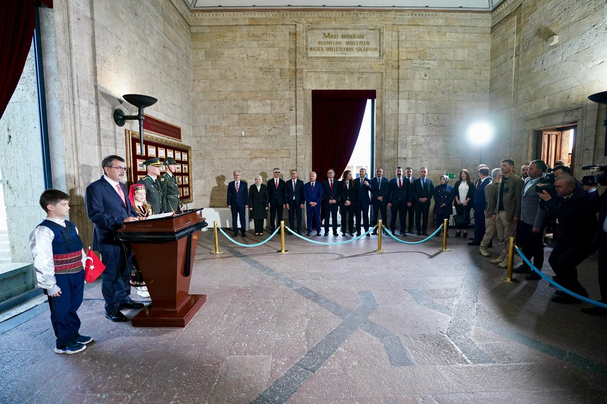 tcmeb's tweet photo. Millî Eğitim Bakanı @Yusuf__Tekin, 23 Nisan Ulusal Egemenlik ve Çocuk Bayramı Dolayısıyla Öğrencilerle Anıtkabir'i Ziyaret Etti

“‘Hâkimiyet, bila kaydüşart milletindir.’ ilkesiyle şekillenen bağımsızlık mücadelemizin yarını, evlatlarımızın omuzlarında yükselmektedir. Millî Eğitim Bakanlığı olarak bu şanlı mirası; bilimle, kültürle, sanatla ve en önemlisi manevi değerlerle bezenmiş bir şekilde evlatlarımıza aktarmak bizim için şeref borcudur.”

👉🏻 https://t.co/07CRoPUj9b