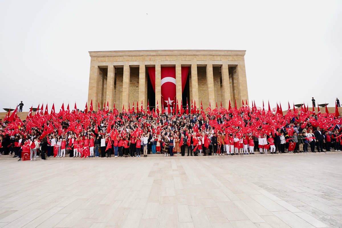 tcmeb's tweet photo. Millî Eğitim Bakanı @Yusuf__Tekin, 23 Nisan Ulusal Egemenlik ve Çocuk Bayramı Dolayısıyla Öğrencilerle Anıtkabir'i Ziyaret Etti

“‘Hâkimiyet, bila kaydüşart milletindir.’ ilkesiyle şekillenen bağımsızlık mücadelemizin yarını, evlatlarımızın omuzlarında yükselmektedir. Millî Eğitim Bakanlığı olarak bu şanlı mirası; bilimle, kültürle, sanatla ve en önemlisi manevi değerlerle bezenmiş bir şekilde evlatlarımıza aktarmak bizim için şeref borcudur.”

👉🏻 https://t.co/07CRoPUj9b
