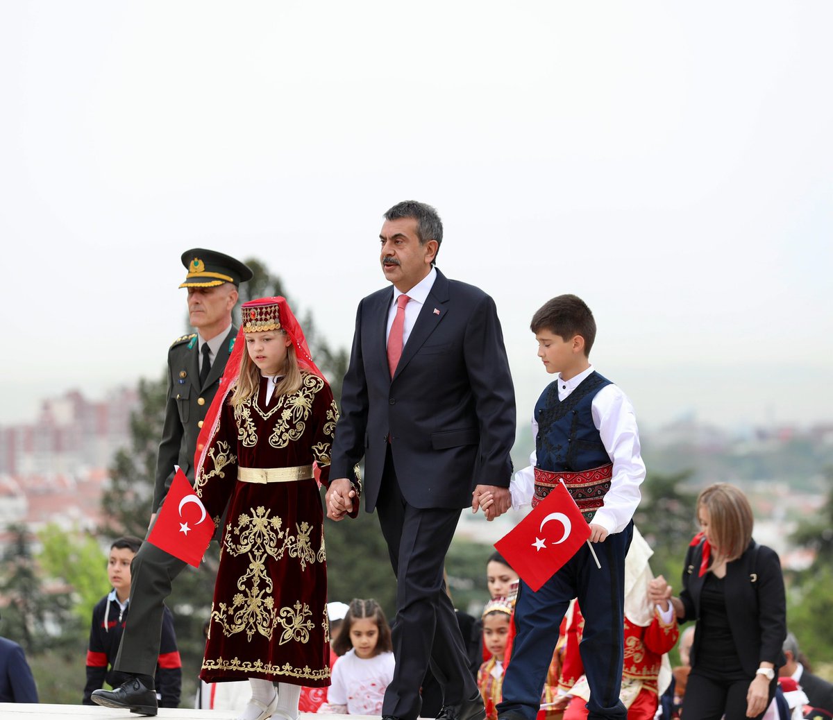 tcmeb's tweet photo. Millî Eğitim Bakanı @Yusuf__Tekin, 23 Nisan Ulusal Egemenlik ve Çocuk Bayramı Dolayısıyla Öğrencilerle Anıtkabir'i Ziyaret Etti

“‘Hâkimiyet, bila kaydüşart milletindir.’ ilkesiyle şekillenen bağımsızlık mücadelemizin yarını, evlatlarımızın omuzlarında yükselmektedir. Millî Eğitim Bakanlığı olarak bu şanlı mirası; bilimle, kültürle, sanatla ve en önemlisi manevi değerlerle bezenmiş bir şekilde evlatlarımıza aktarmak bizim için şeref borcudur.”

👉🏻 https://t.co/07CRoPUj9b