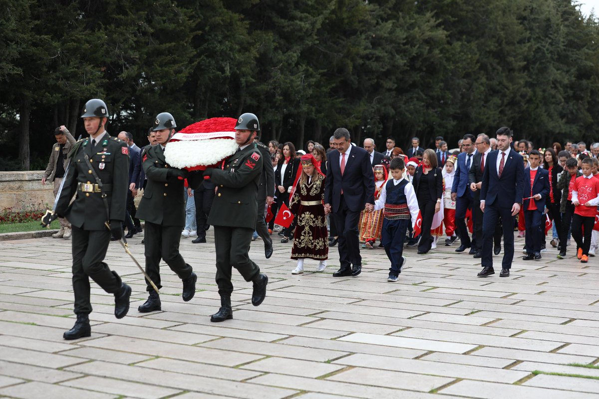 tcmeb's tweet photo. Millî Eğitim Bakanı @Yusuf__Tekin, 23 Nisan Ulusal Egemenlik ve Çocuk Bayramı Dolayısıyla Öğrencilerle Anıtkabir'i Ziyaret Etti

“‘Hâkimiyet, bila kaydüşart milletindir.’ ilkesiyle şekillenen bağımsızlık mücadelemizin yarını, evlatlarımızın omuzlarında yükselmektedir. Millî Eğitim Bakanlığı olarak bu şanlı mirası; bilimle, kültürle, sanatla ve en önemlisi manevi değerlerle bezenmiş bir şekilde evlatlarımıza aktarmak bizim için şeref borcudur.”

👉🏻 https://t.co/07CRoPUj9b