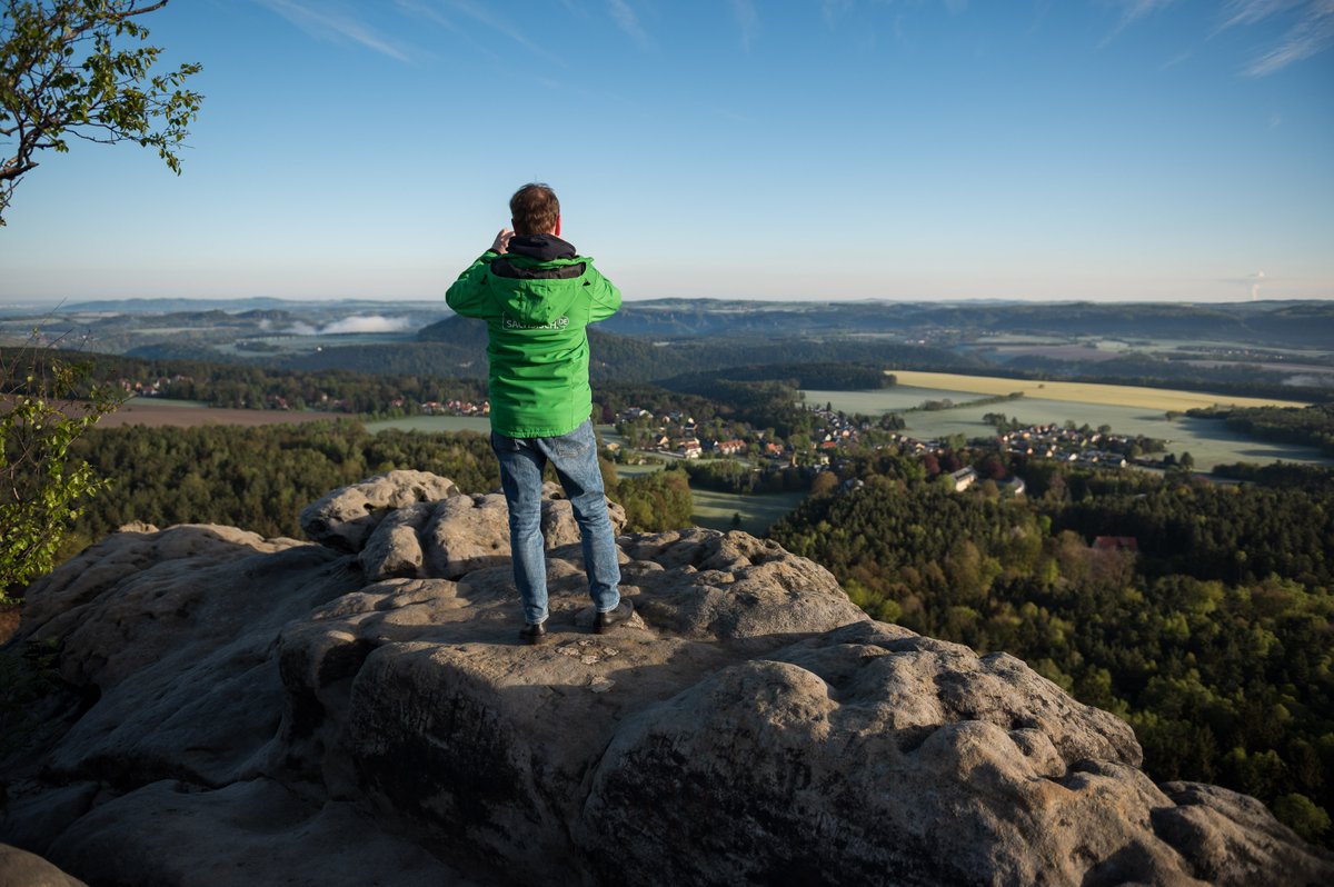 Guten Morgen aus der Sächsischen Schweiz! Mit einer kurzen Wanderung auf den Gohrisch beginnt der Tag bevor es heute u.a. zur auswärtigen Kabinettssitzung nach Bad Schandau geht. (SK) #Heimat #unterwegsFürSachsen