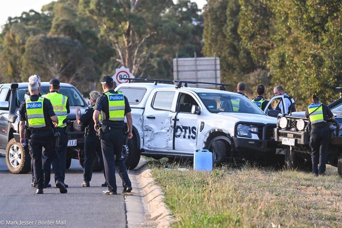 BREAKING: Dramatic arrest after #Wodonga police car hit, fleeing vehicle's tyres spiked <a href="/bordermail/">bordermail</a> bordermail.com.au/story/8603037/