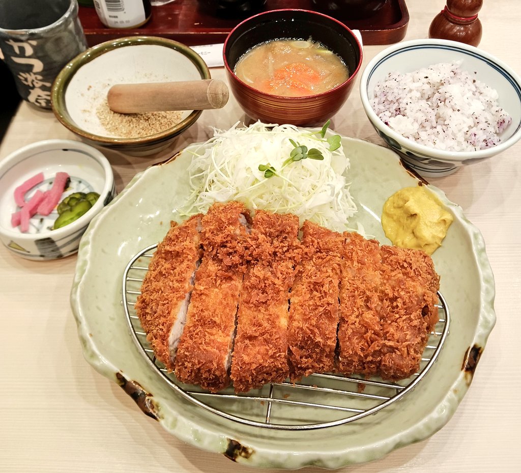 かつ波奈🐷 国産豚ジャンボリブロースかつ定食 久しぶりのかつ波奈😍 お腹ペコペコだったから 特大ジャンボロース🥩😋笑 キャベツ🥬と豚汁もおかわりして お腹満たされました🤭💕 お肉もジューシーで美味しかったー🩷 やはり……茶色は正義🤎✨