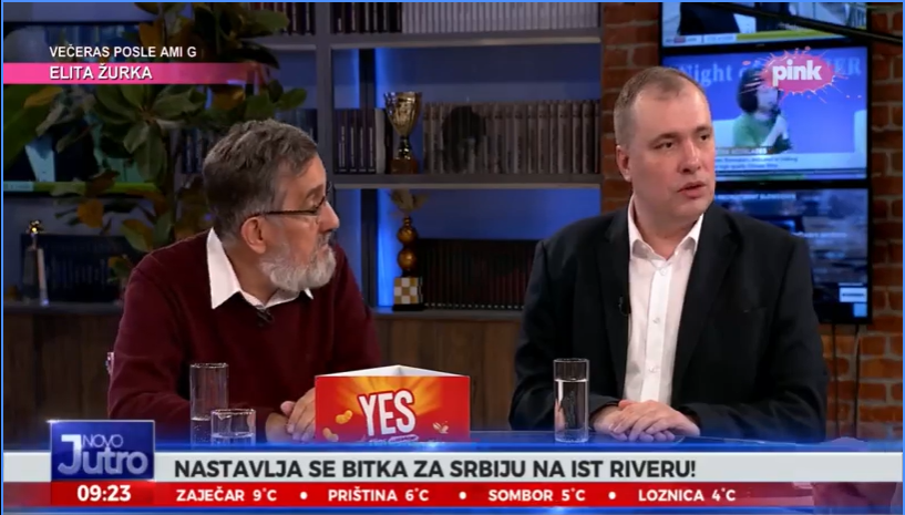 Kaže Bojan Bilbija na Pinku, citiram: 'PreCednik Vučić im je za jedan dan napravio dar-mar u Njujorku, a ostaće tamo par dana. Jeste li videli, koliku zastavu Srbije nosi na reveru!?' 🤣🤣🤣🤣🤣