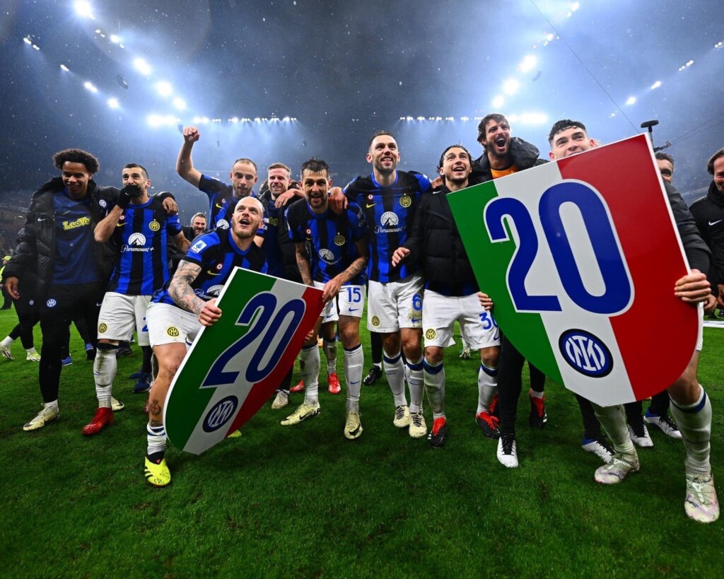 L'Inter ha vinto con grande superiorità il suo 20° scudetto. Ma 20, nel campionato col verme - quello che negli ultimi 30 anni, dal 1994 ad oggi, ha visto 12 anni di gestione-Moggi e 13 di gestione-Agnelli alla Juventus - sono pochi. In realtà almeno moralmente, che è la sola