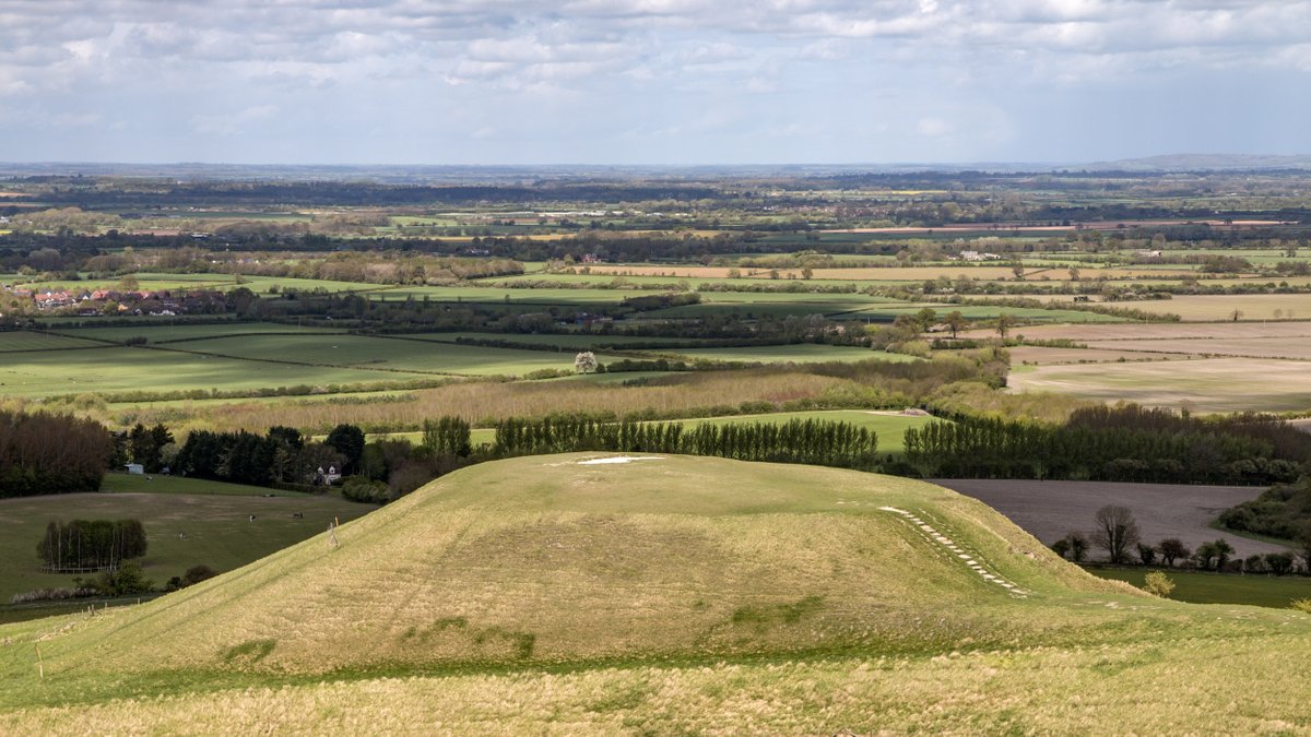 Legend has it that upon Dragon Hill in Oxfordshire, St George slew the dragon. It's blood was so poisonous, it scarred the earth and left a white mark where the grass never grew again. Photo: Hugh Mothersole #StGeorgesDay