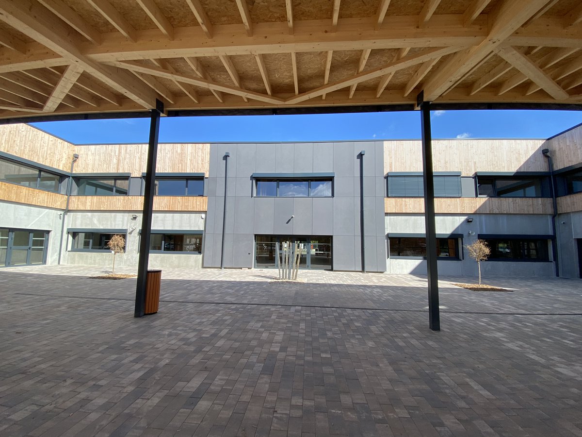 by_LCB's tweet photo. Jeudi dernier, nous avons eu le plaisir de participer à l’inauguration de ce campus dédié à l’enseignement supérieur, résultat d’un chantier ambitieux livré en seulement 12 mois par notre filiale entreprise générale LCB Technique.🏗️ https://t.co/gogvhdwPkV