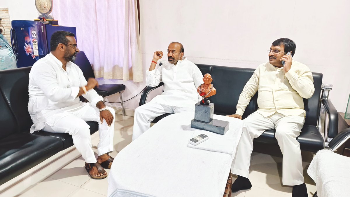 PrabhakarVPC's tweet photo. ఈరోజు పత్తికొండ తెలుగుదేశం పార్టీ అభ్యర్థి కే.ఈ శ్యాంబాబు నివాసంలో సమావేశమై రేపటి నామినేషన్ ప్రక్రియ, బిజెపి జనసేన పార్టీలతో సమన్వయం, ప్రచార సరళిని పరిశీలించి తగిన సలహాలు, సూచనలు చేయడం జరిగింది..
#teamVPC
#vykuntamprabhakarchowdary https://t.co/tor2QNBmBF