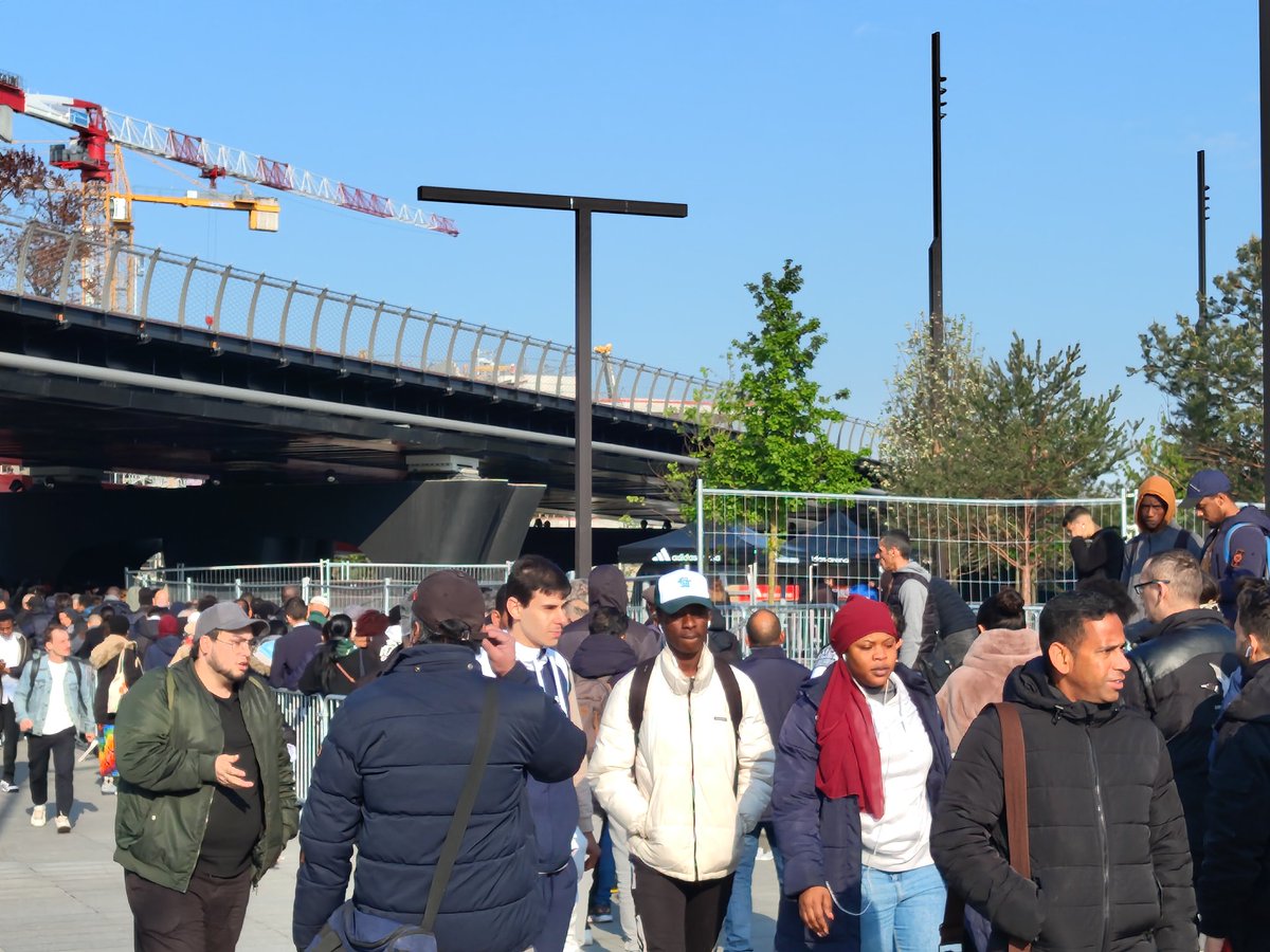 #lesjeuxrecrutent  c'est aujourd'hui a la chapelle #arena ..des candidats déjà mobilisés. On attend encore du monde.💪🏼 Une belle journée en perspective pour être recruté. <a href="/FTravail_IDF/">France Travail Île-de-France</a> <a href="/SemdaniNajat/">SEMDANI Najat</a> <a href="/JulieLaurain/">Julie Laurain</a> <a href="/Nadine_CRINIER/">Nadine CRINIER</a>