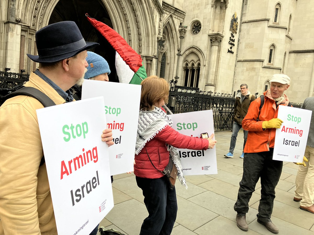 Getting set up outside the Royal Courts of Justice to say #StopArmingIsrael and to tell the court to hear the case brought by GLAN and Al-Haq re weapons export licenses.