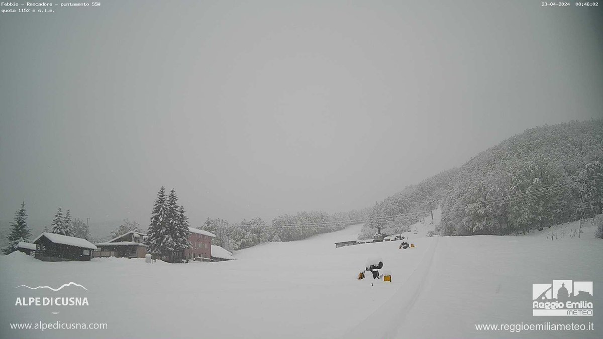 remeteo's tweet photo. Riprende #neve debole in #Appennino oltre i 500-600m❄️. Attesa moderata intensificazione nelle prox ore, prima di una poss. pausa pomeriggio (con quota neve in aumento). 
Nevicata in diretta con la webcam LIVE #Febbio 🎥 https://t.co/mcPzXypve1
Previsioni: https://t.co/q8JoHsrtsd https://t.co/W1SjcClvoj