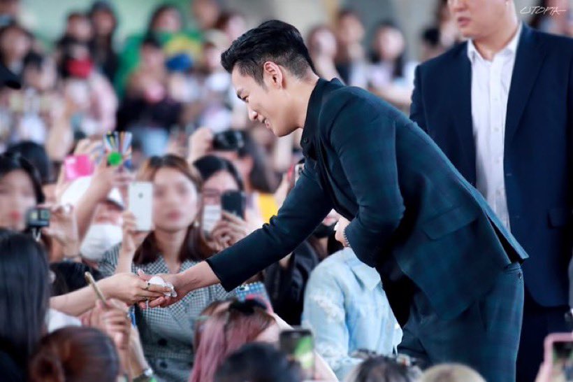 I keep thinking about how Top pulled the most legendary military discharge ever. When him and VIPs pranked the media. The media waited outside for a press conference but TOP left from the back door to meet VIPs in a different location. Only TOP could do that.😭