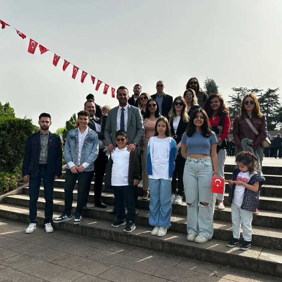 Bugün, 23 Nisan Ulusal Egemenlik ve Çocuk Bayramı'nı Atatürk anıtındaki programa katılarak kutladık. Deva Partisi olarak, çocuklarımızın geleceği için milli egemenliğimizi ve demokrasimizi her zaman koruyacağız.

 #23Nisan #DevaPartisi #Atatürk