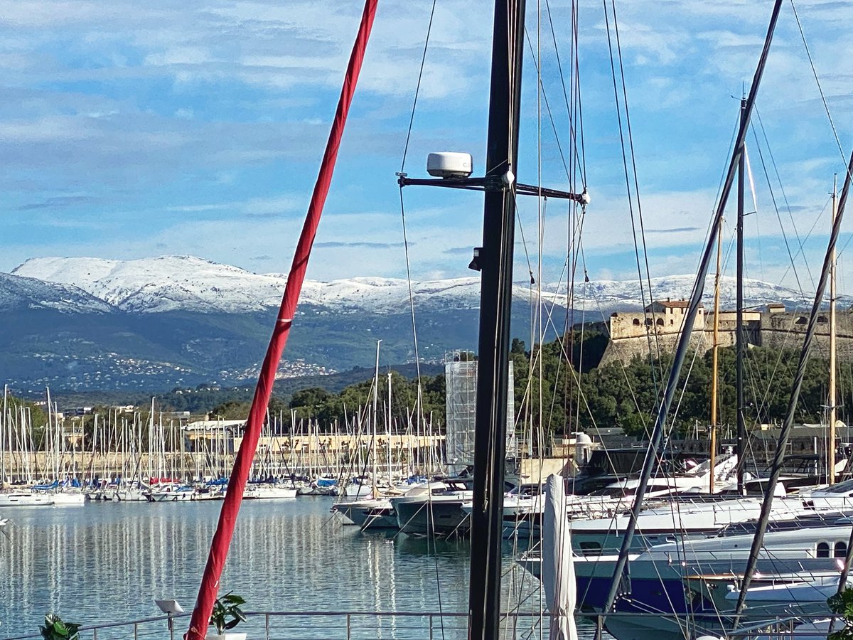 Les sommets enneigés subliment le Fort Carré ♥️♥️ #Antibes Juan-les-Pins 😍😍#cotedazurfrance  #PortVauban