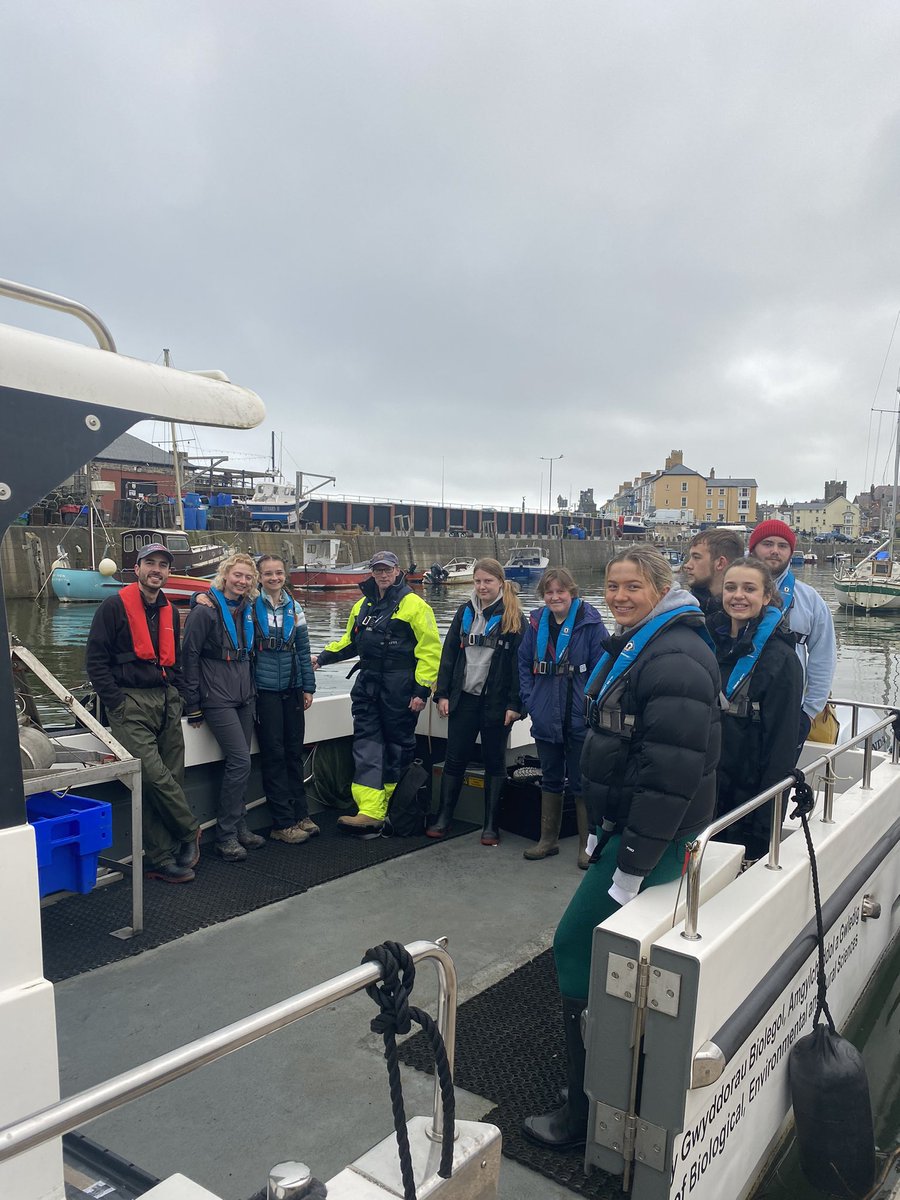 Early start for our brilliant @AberDLSAGB Applied Aquatic students who are gaining some valuable boat experience. Under the watchful eyes of @Clocks_n_crabs, Gui, and Rory. Wishing our skipper a speedy recovery.