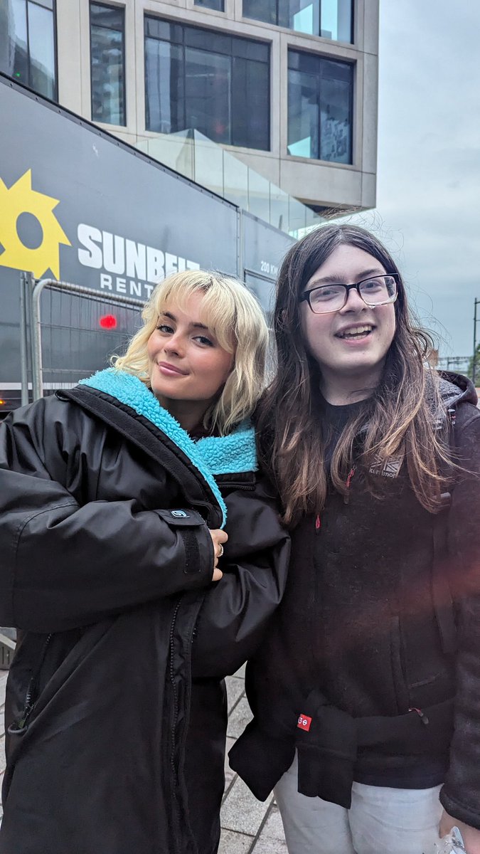 It was absolutely amazing to finally meet Millie gibson at the filming! She is genuinely so sweet and kind. (I'm saying this about all the cast, they are all so amazing!). Keep up the amazing work Millie! ❤️❤️
#dwsr