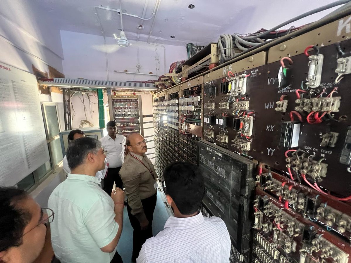 Today got the opportunity to interact with our frontline railway staff while inspection of Phulera station yard also inspected new improved Relay &amp; Panel Room of DFCCIL.