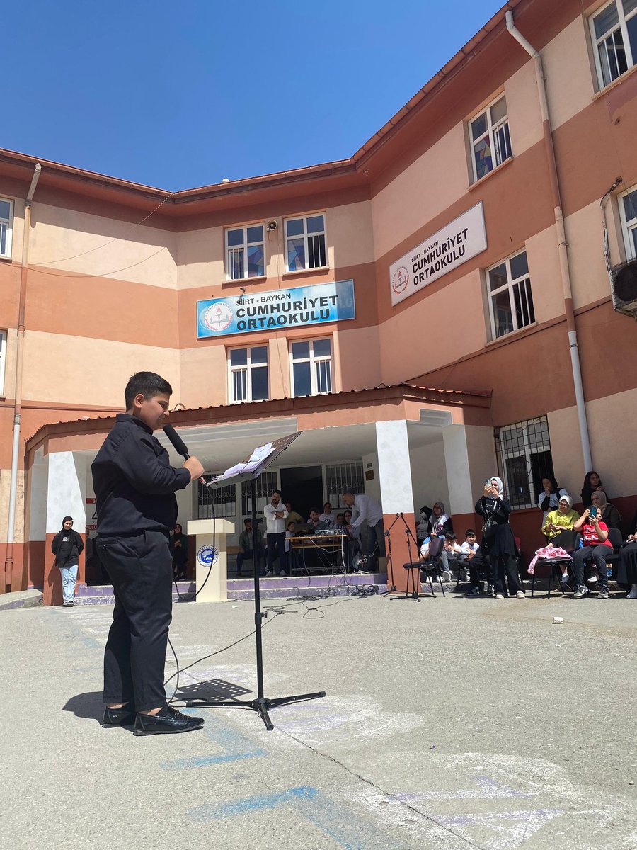 ByknCmhrytoo's tweet photo. Okulumuzda 23 Nisan Ulusal Egemenlik ve Çocuk Bayramı coşkuyla kutlandı. Şiirler okundu, şarkılar türküler söylendi. Öğrencilerimiz ve öğretmenlerimiz tarafından düzenlenen çeşitli oyunlar oynandı.
Emeği geçen öğretmen ve öğrencilerimize teşekkür ederiz. @mem_siirt @Baykanmem https://t.co/Hn2IdEAeCs